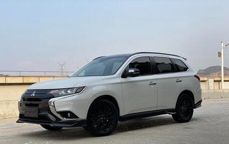 Mitsubishi Outlander III рестайлинг 3, 2022 год, 2 308 000 рублей, 1 фотография