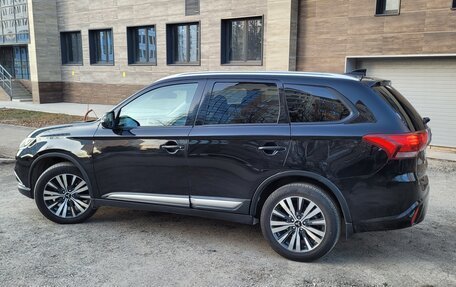 Mitsubishi Outlander III рестайлинг 3, 2019 год, 2 100 000 рублей, 1 фотография