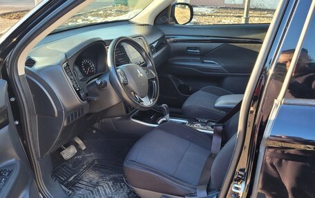Mitsubishi Outlander III рестайлинг 3, 2019 год, 2 100 000 рублей, 2 фотография