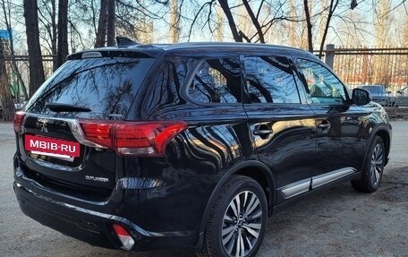 Mitsubishi Outlander III рестайлинг 3, 2019 год, 2 100 000 рублей, 6 фотография