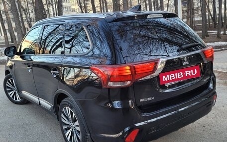 Mitsubishi Outlander III рестайлинг 3, 2019 год, 2 100 000 рублей, 10 фотография