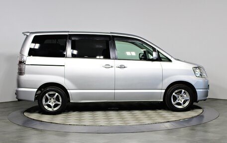 Toyota Noah III, 2003 год, 897 000 рублей, 4 фотография