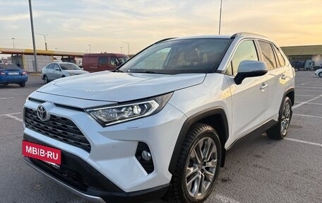 Toyota RAV4, 2021 год, 3 490 000 рублей, 6 фотография