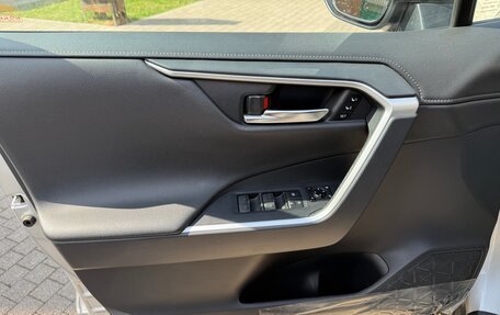 Toyota RAV4, 2021 год, 5 500 000 рублей, 21 фотография