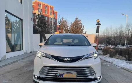 Toyota Sienna, 2022 год, 3 390 005 рублей, 2 фотография