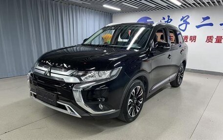 Mitsubishi Outlander III рестайлинг 3, 2019 год, 1 750 000 рублей, 1 фотография