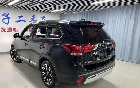 Mitsubishi Outlander III рестайлинг 3, 2019 год, 1 750 000 рублей, 2 фотография