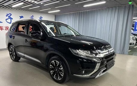 Mitsubishi Outlander III рестайлинг 3, 2019 год, 1 750 000 рублей, 3 фотография