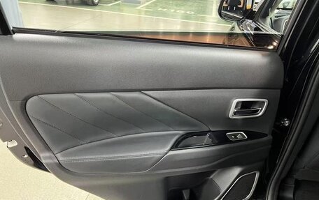 Mitsubishi Outlander III рестайлинг 3, 2019 год, 1 750 000 рублей, 15 фотография