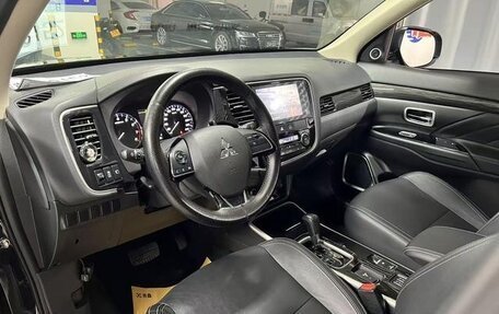Mitsubishi Outlander III рестайлинг 3, 2019 год, 1 750 000 рублей, 10 фотография