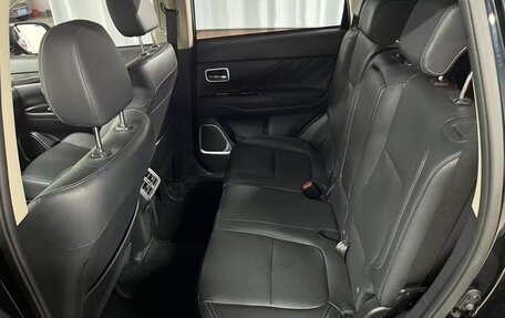 Mitsubishi Outlander III рестайлинг 3, 2019 год, 1 750 000 рублей, 12 фотография
