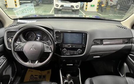 Mitsubishi Outlander III рестайлинг 3, 2019 год, 1 750 000 рублей, 16 фотография