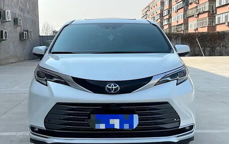 Toyota Sienna, 2022 год, 3 910 000 рублей, 2 фотография