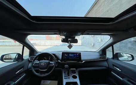 Toyota Sienna, 2022 год, 3 910 000 рублей, 7 фотография