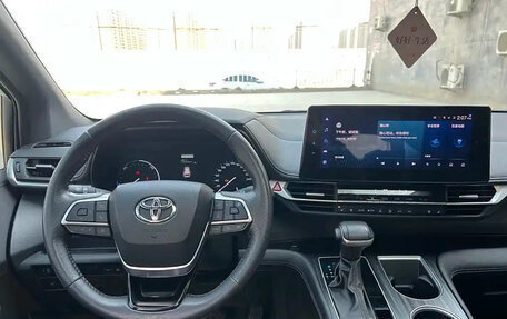 Toyota Sienna, 2022 год, 3 910 000 рублей, 20 фотография