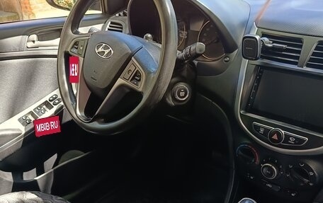 Hyundai Solaris II рестайлинг, 2015 год, 1 075 000 рублей, 20 фотография