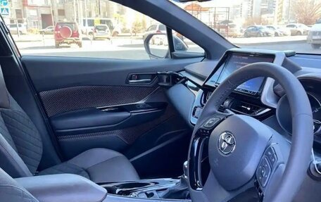 Toyota C-HR I рестайлинг, 2017 год, 2 200 000 рублей, 11 фотография