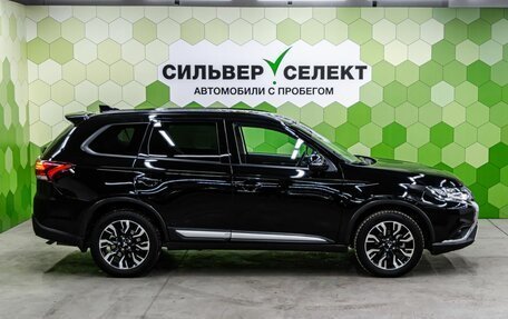 Mitsubishi Outlander III рестайлинг 3, 2021 год, 2 449 000 рублей, 8 фотография