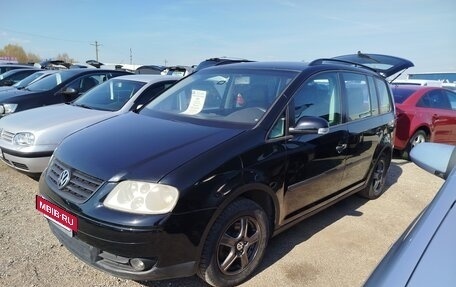 Volkswagen Touran III, 2003 год, 648 000 рублей, 3 фотография