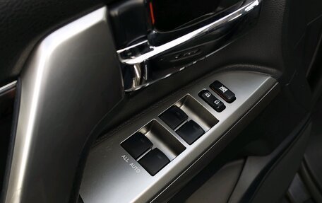 Toyota Land Cruiser 200, 2012 год, 2 999 000 рублей, 24 фотография