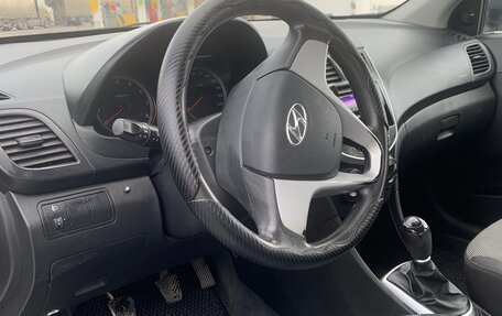 Hyundai Solaris II рестайлинг, 2012 год, 740 000 рублей, 3 фотография