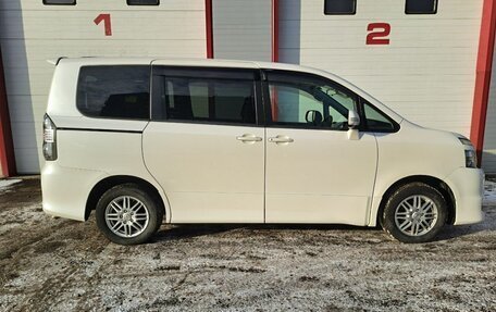 Toyota Voxy II, 2009 год, 850 000 рублей, 3 фотография