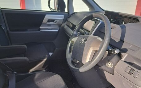 Toyota Voxy II, 2009 год, 850 000 рублей, 6 фотография