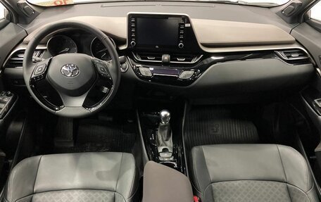 Toyota C-HR I рестайлинг, 2023 год, 2 700 000 рублей, 13 фотография