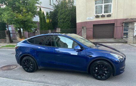 Tesla Model Y I, 2021 год, 2 990 000 рублей, 4 фотография