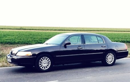 Lincoln Town Car III рестайлинг, 2005 год, 1 900 000 рублей, 2 фотография