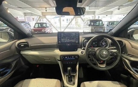 Toyota Yaris, 2022 год, 1 040 033 рублей, 12 фотография