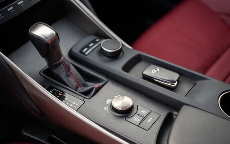 Lexus IS III, 2017 год, 2 800 035 рублей, 10 фотография