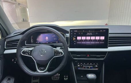 Volkswagen Tiguan II, 2022 год, 2 470 000 рублей, 7 фотография