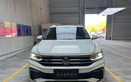 Volkswagen Tiguan II, 2022 год, 2 470 000 рублей, 2 фотография