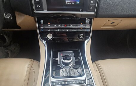 Jaguar XE I рестайлинг, 2017 год, 2 500 000 рублей, 11 фотография