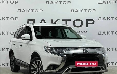 Mitsubishi Outlander III рестайлинг 3, 2019 год, 2 429 000 рублей, 3 фотография