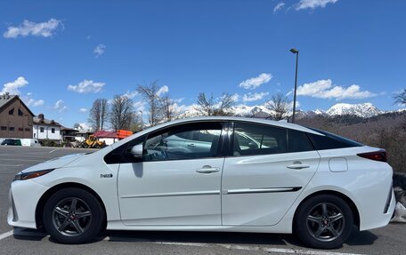 Toyota Prius IV XW50, 2018 год, 2 240 000 рублей, 3 фотография