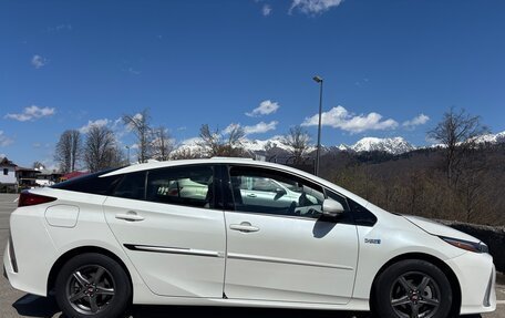 Toyota Prius IV XW50, 2018 год, 2 240 000 рублей, 5 фотография