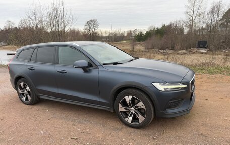 Volvo V60 Cross Country II, 2021 год, 3 950 000 рублей, 2 фотография