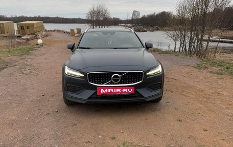 Volvo V60 Cross Country II, 2021 год, 3 950 000 рублей, 3 фотография