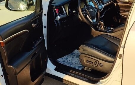 Toyota Highlander III, 2014 год, 2 590 000 рублей, 8 фотография
