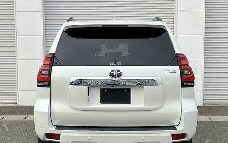Toyota Land Cruiser Prado 150 рестайлинг 2, 2021 год, 3 800 000 рублей, 7 фотография