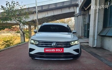 Volkswagen Tiguan II, 2021 год, 3 200 999 рублей, 3 фотография