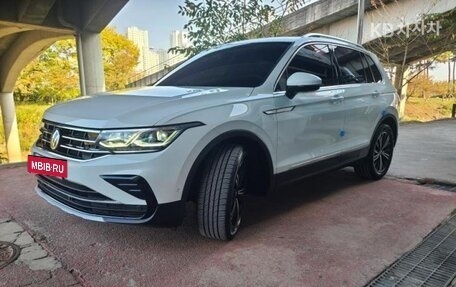 Volkswagen Tiguan II, 2021 год, 3 200 999 рублей, 2 фотография