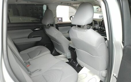 Toyota Highlander, 2023 год, 6 800 000 рублей, 10 фотография