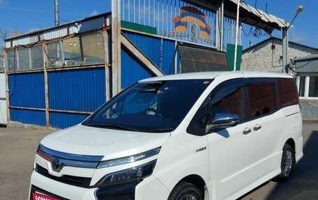 Toyota Voxy III, 2018 год, 2 350 000 рублей, 2 фотография