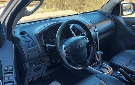 Isuzu D-Max II, 2017 год, 2 050 000 рублей, 21 фотография