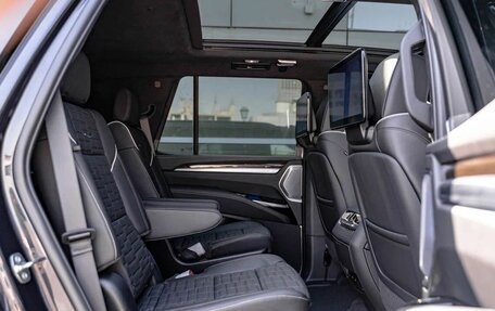 Cadillac Escalade V, 2024 год, 25 000 000 рублей, 25 фотография