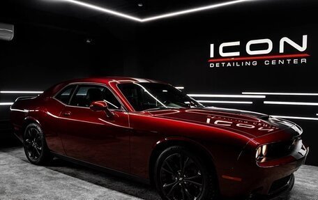 Dodge Challenger III рестайлинг 2, 2020 год, 4 990 000 рублей, 2 фотография