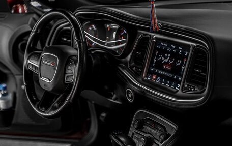 Dodge Challenger III рестайлинг 2, 2020 год, 4 990 000 рублей, 26 фотография